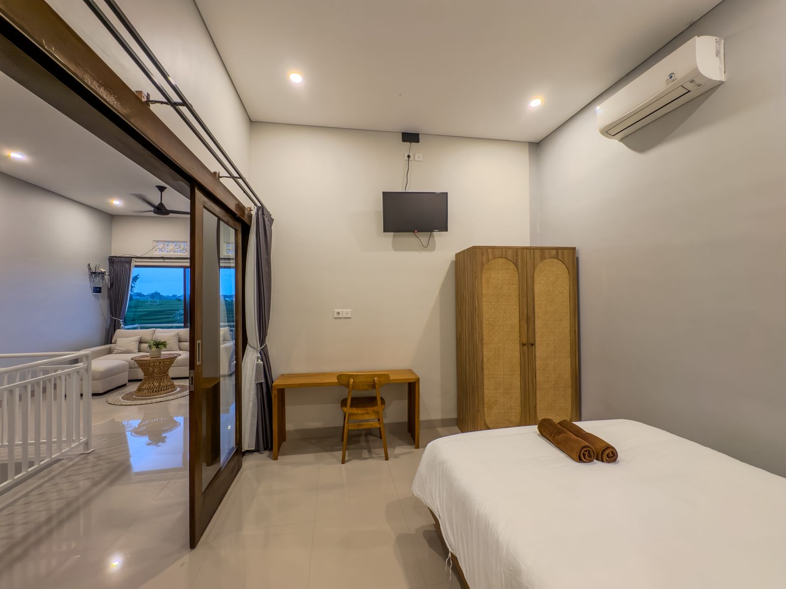 Modern 4 Bedroom Villa in Kedungu by the River